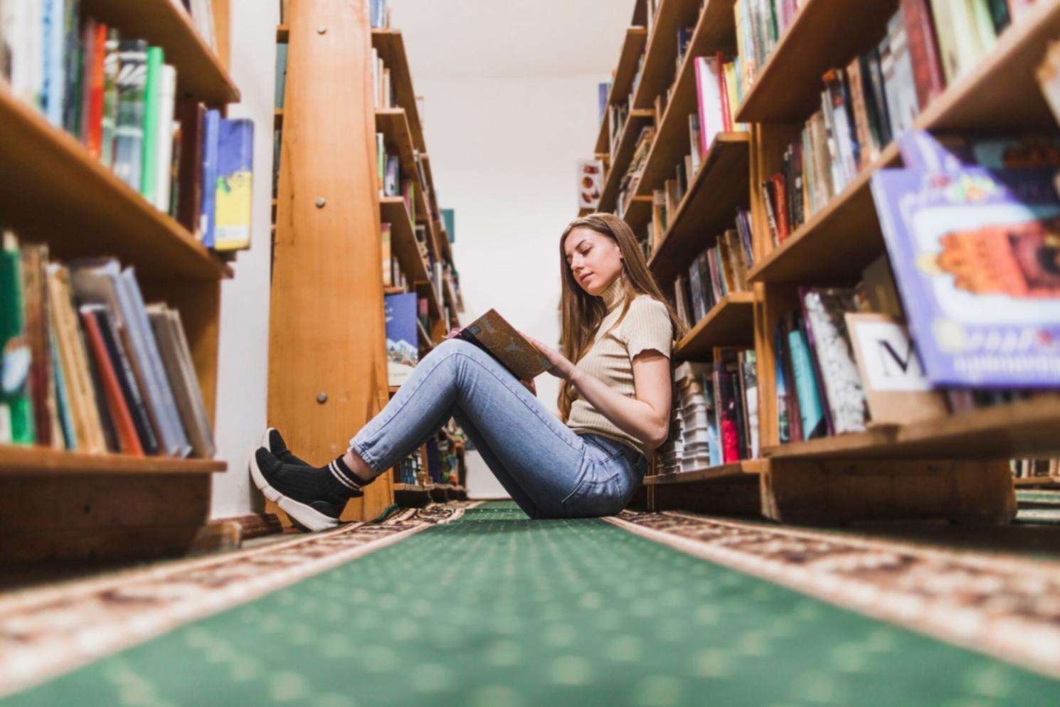 Finanzplanung mit Taschenrechner und Dokumenten auf dem Schreibtisch
