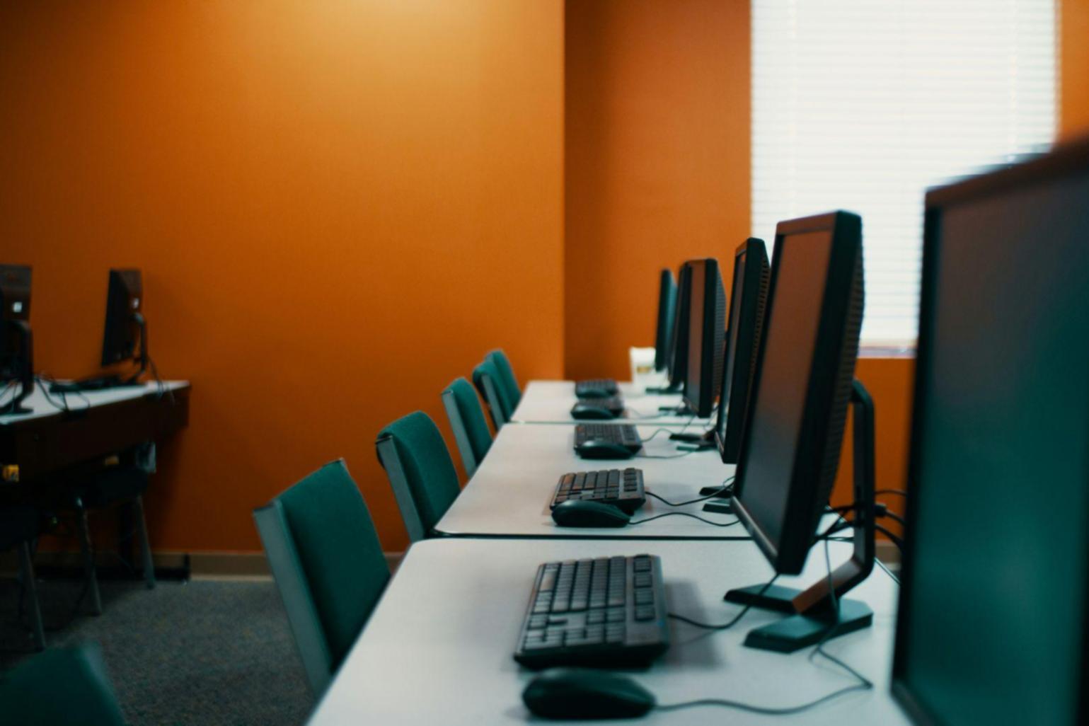 Budgetplanung Arbeitsplatz mit Taschenrechner und Unterlagen